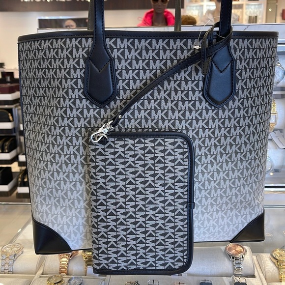 Michael Kors Eva Large Ombré Signature Logo Tote Bag
Black
NWT - Picture 7 of 16